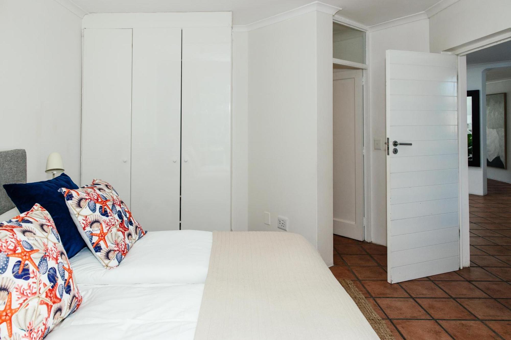 Pingu Beachhouse With Jacuzzi Hout Bay