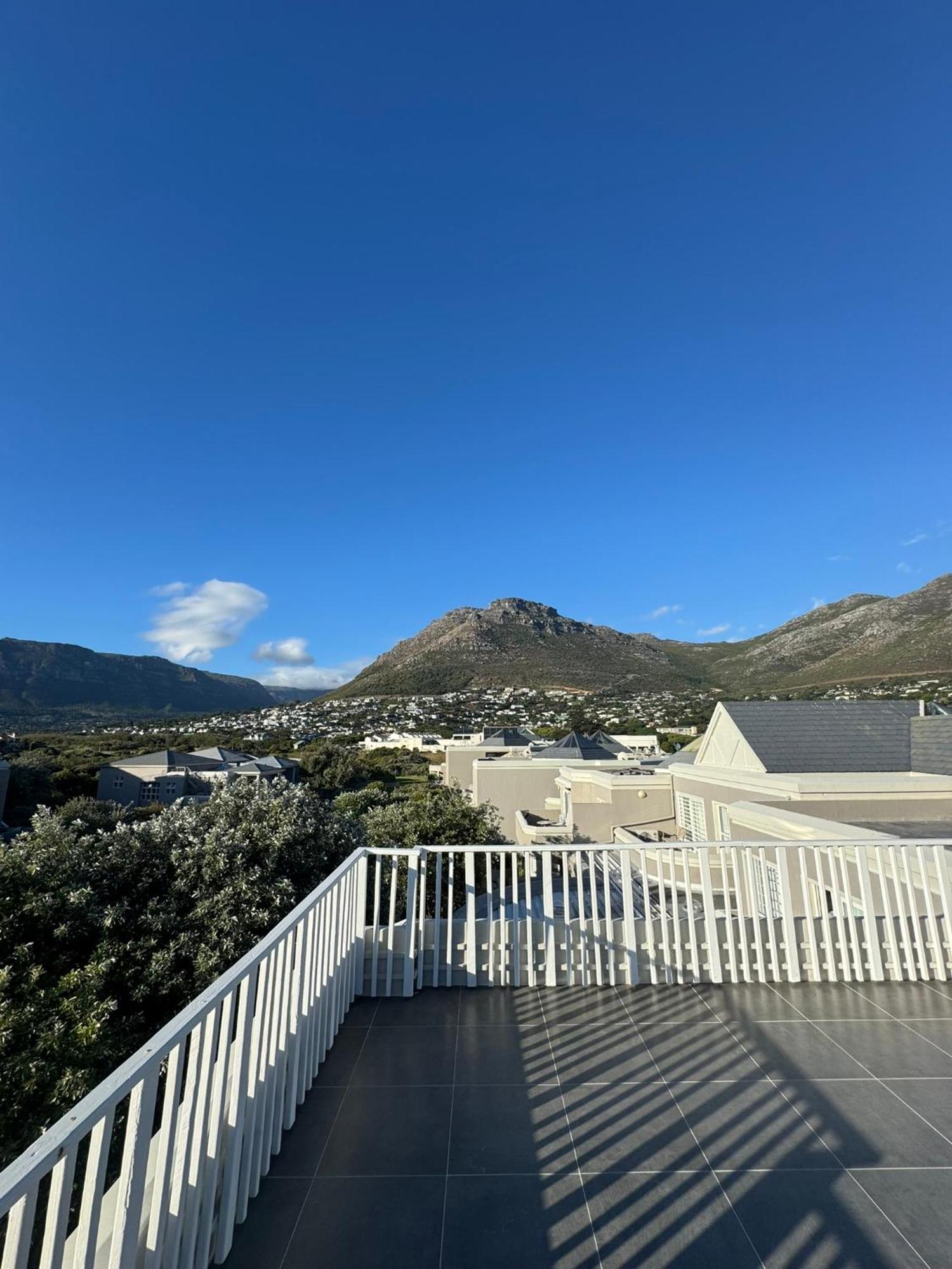 Pingu Beachhouse With Jacuzzi Hout Bay Holiday home Cape Town