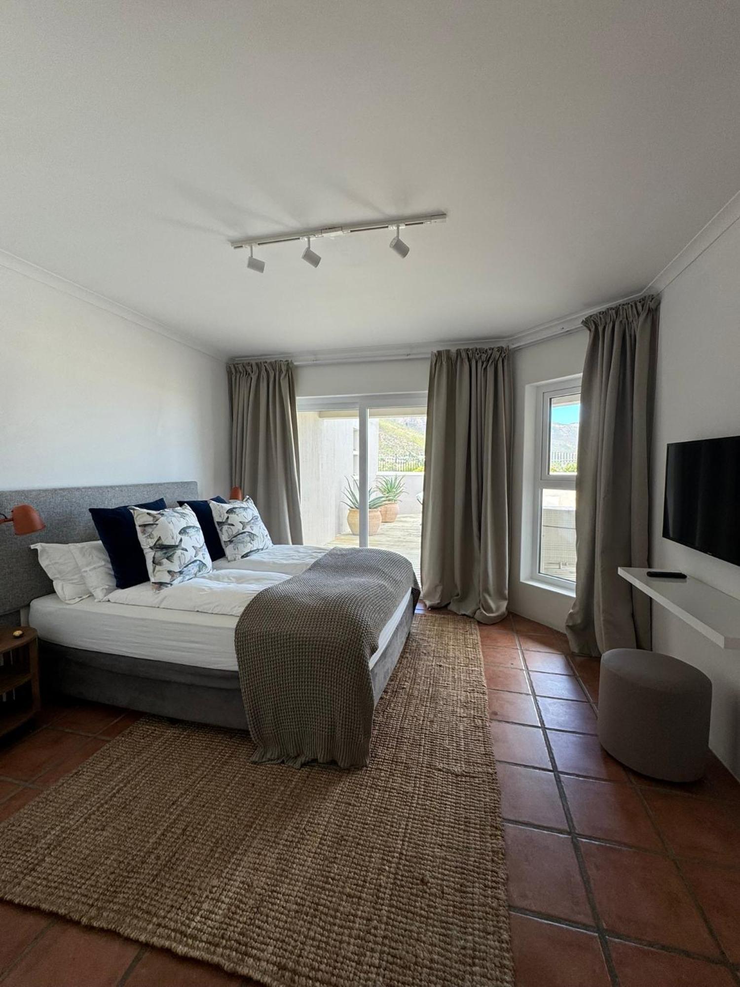 Pingu Beachhouse With Jacuzzi Hout Bay Holiday home Cape Town