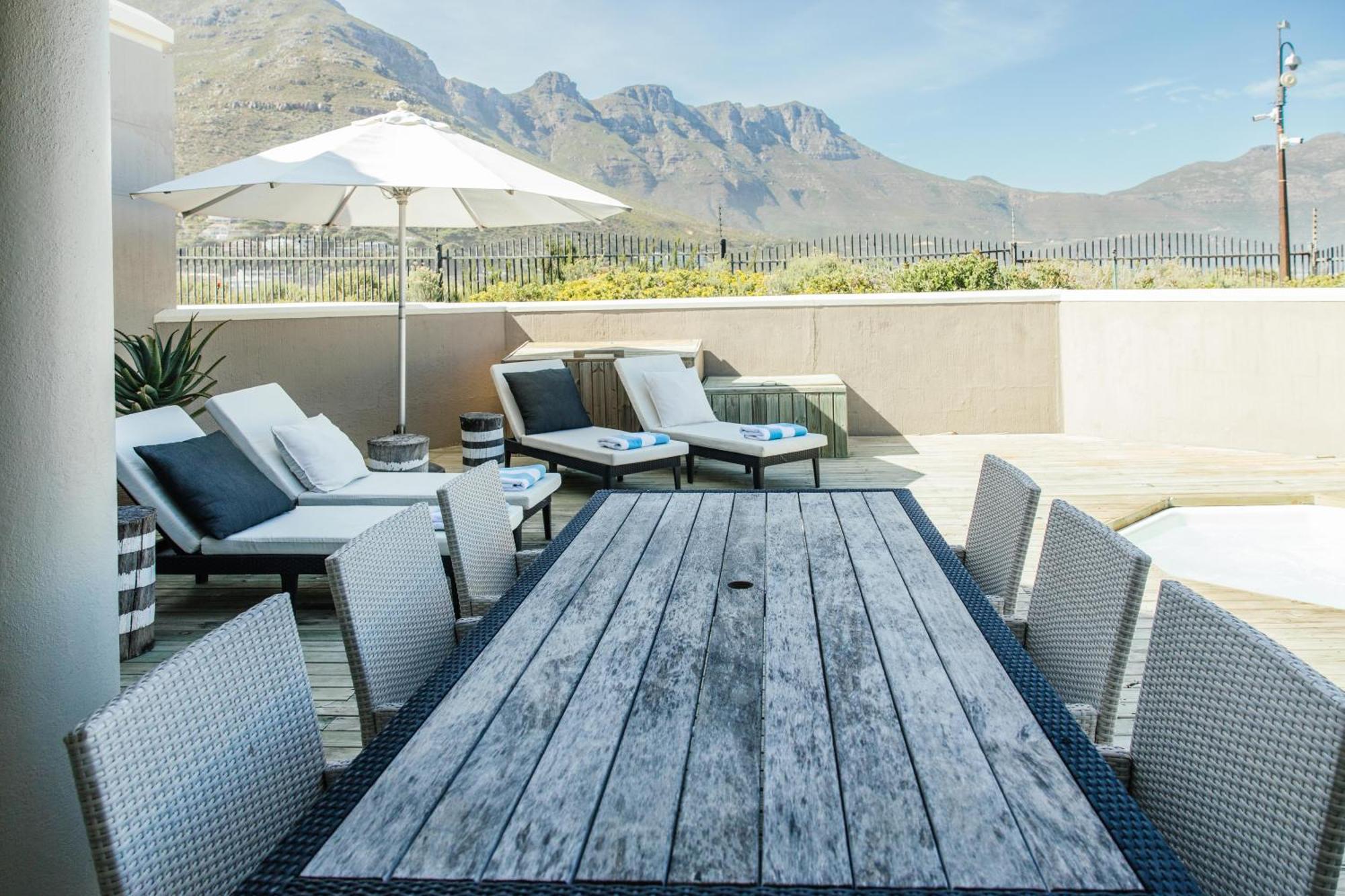 Pingu Beachhouse With Jacuzzi Hout Bay Holiday home Cape Town
